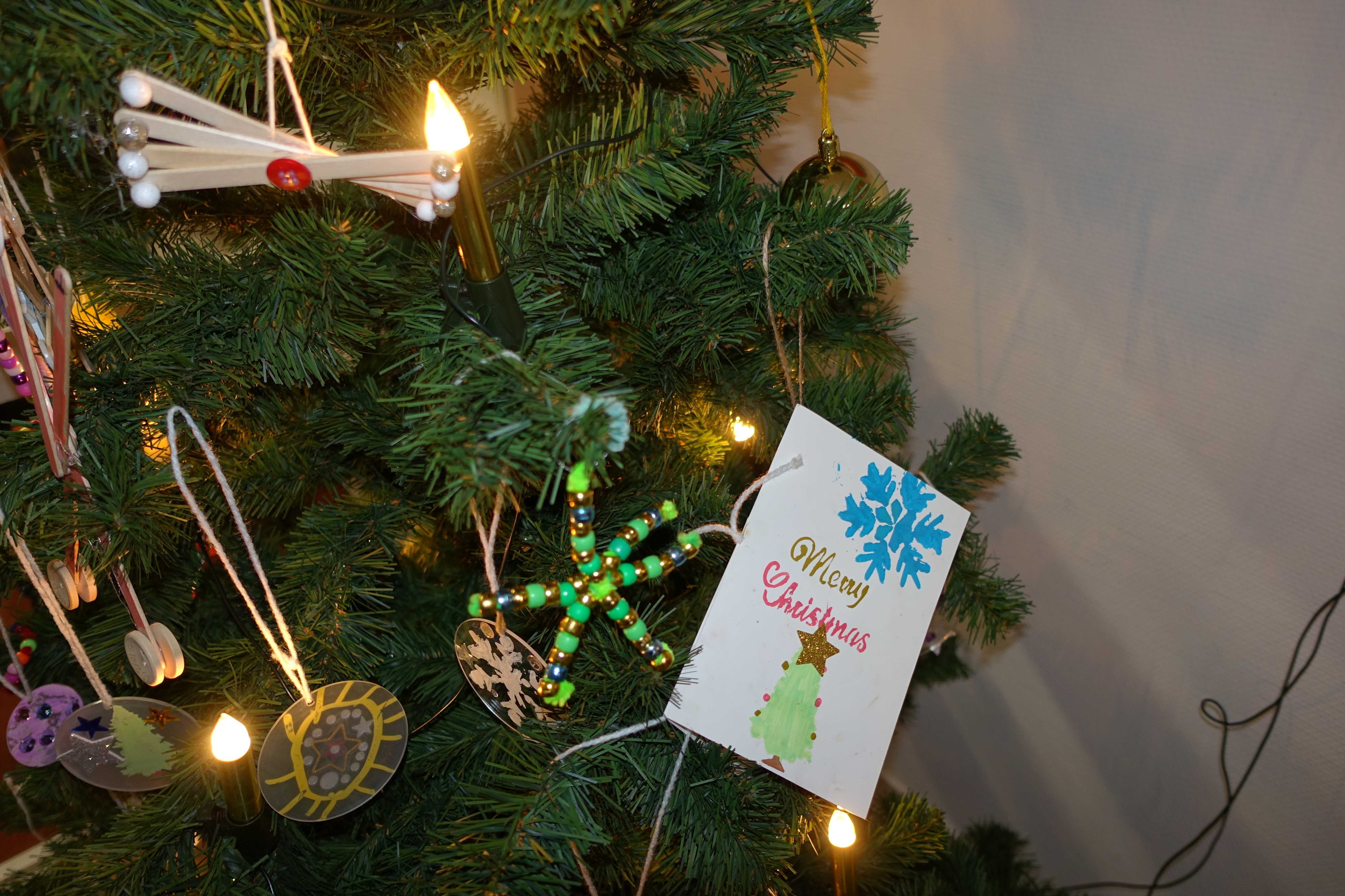 Strahlende Kinderaugen beim Weihnachtsbasteln