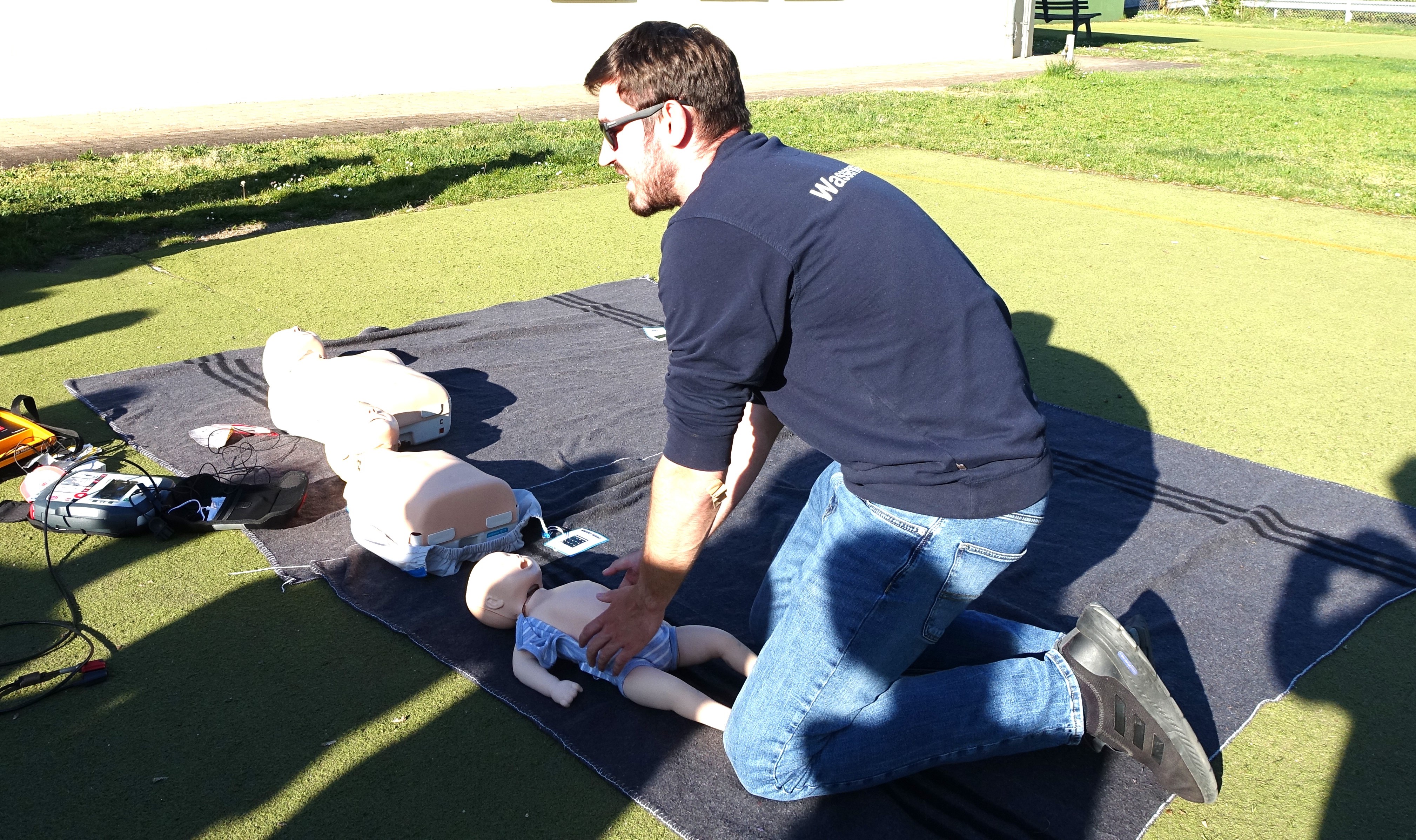 Lehrreiche Vorführung zum 1. Hilfekurs mit Demonstration am Defibrillator