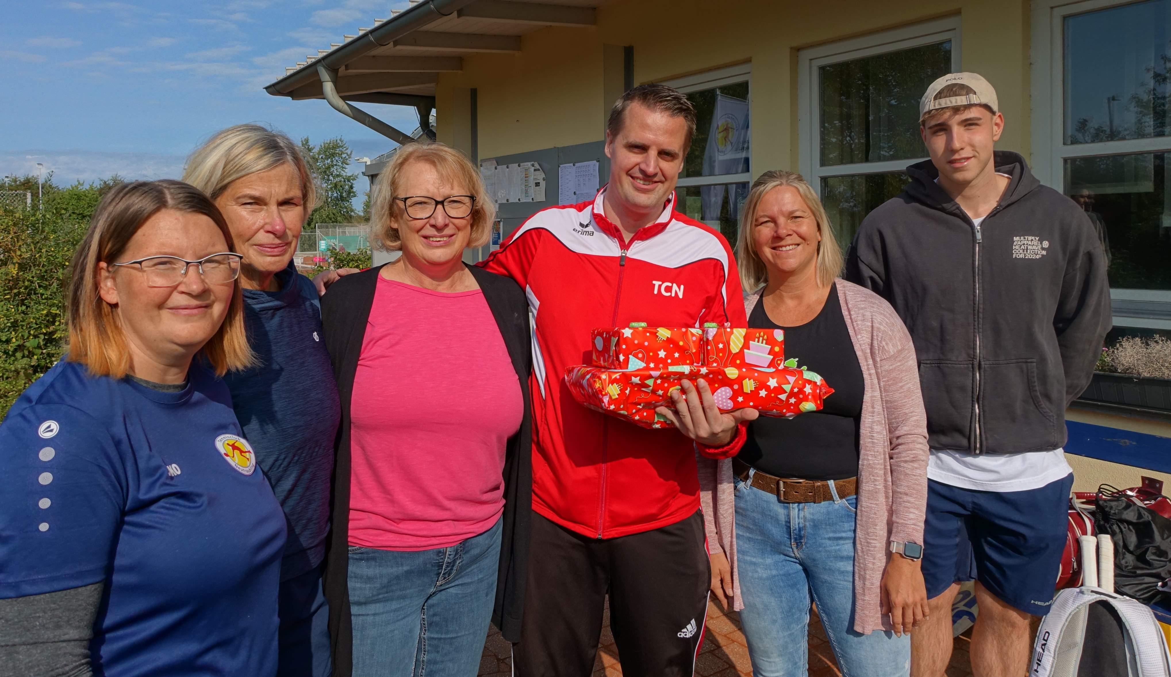Vorstandsmitglieder überbringen Glückwünsche und Geschenk an Tobias Koch zur Geburt seines Sohnes