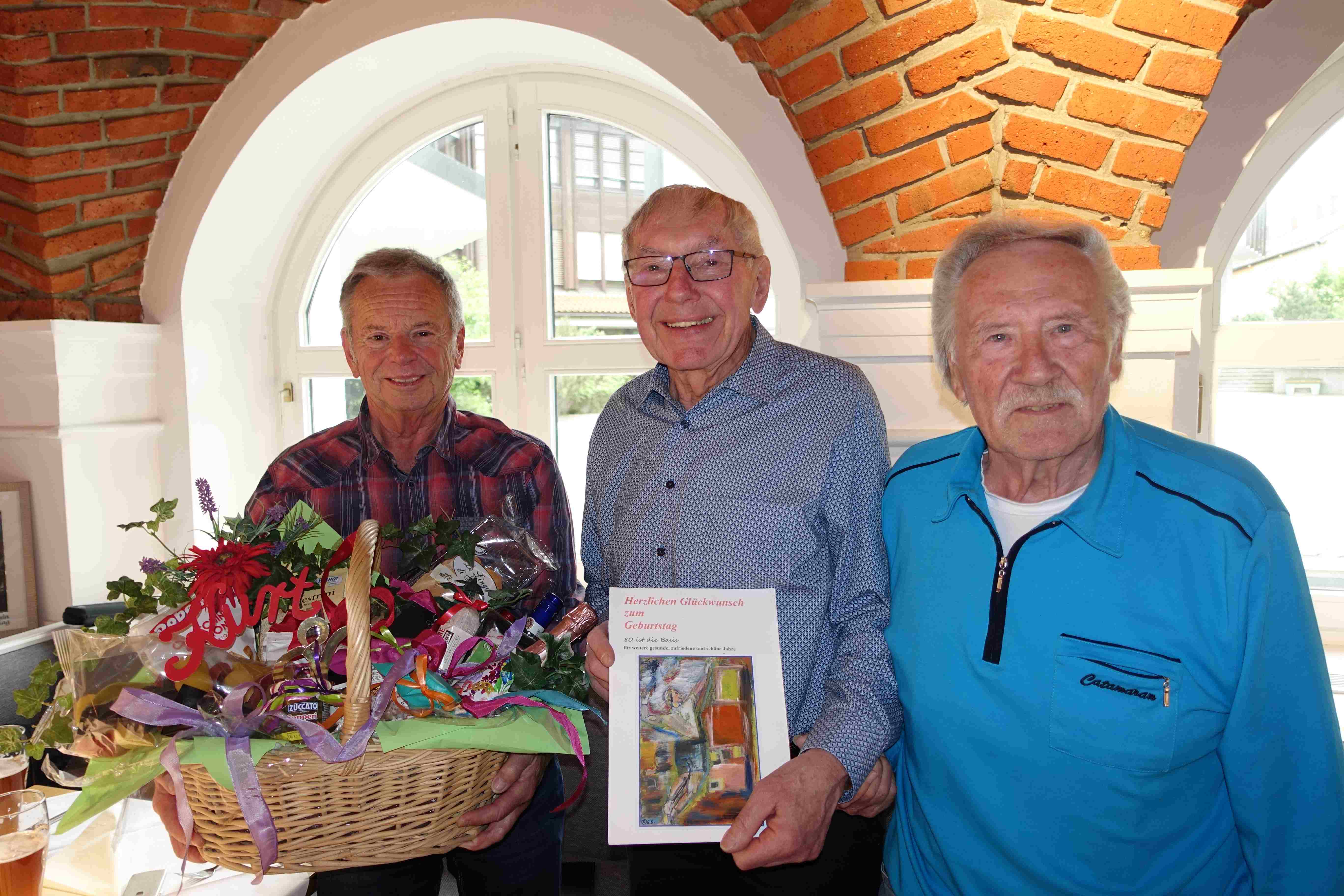 Mit 80 das Racket fest in der Hand