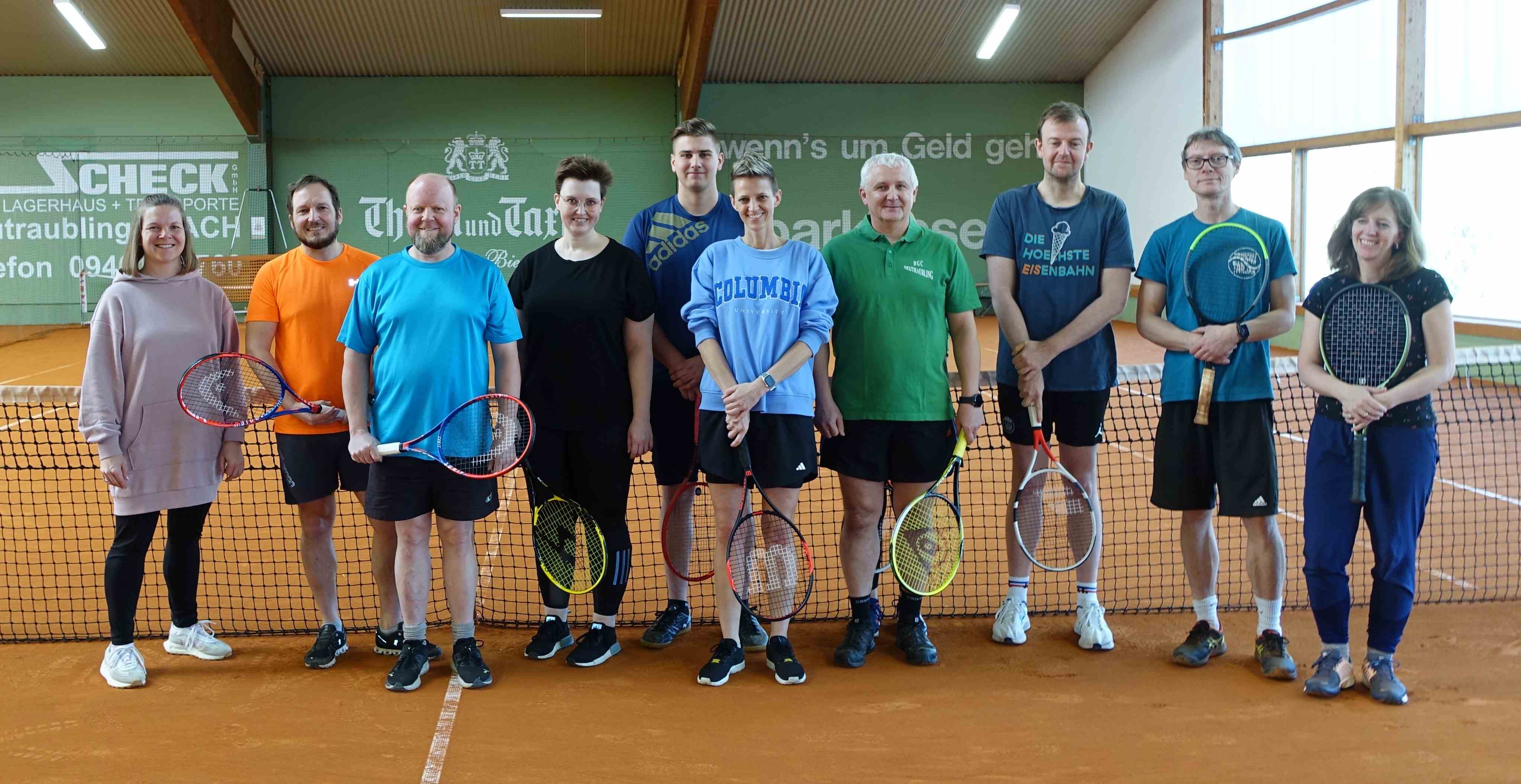 Minigolfer mit Tennisschläger gut im Schwung