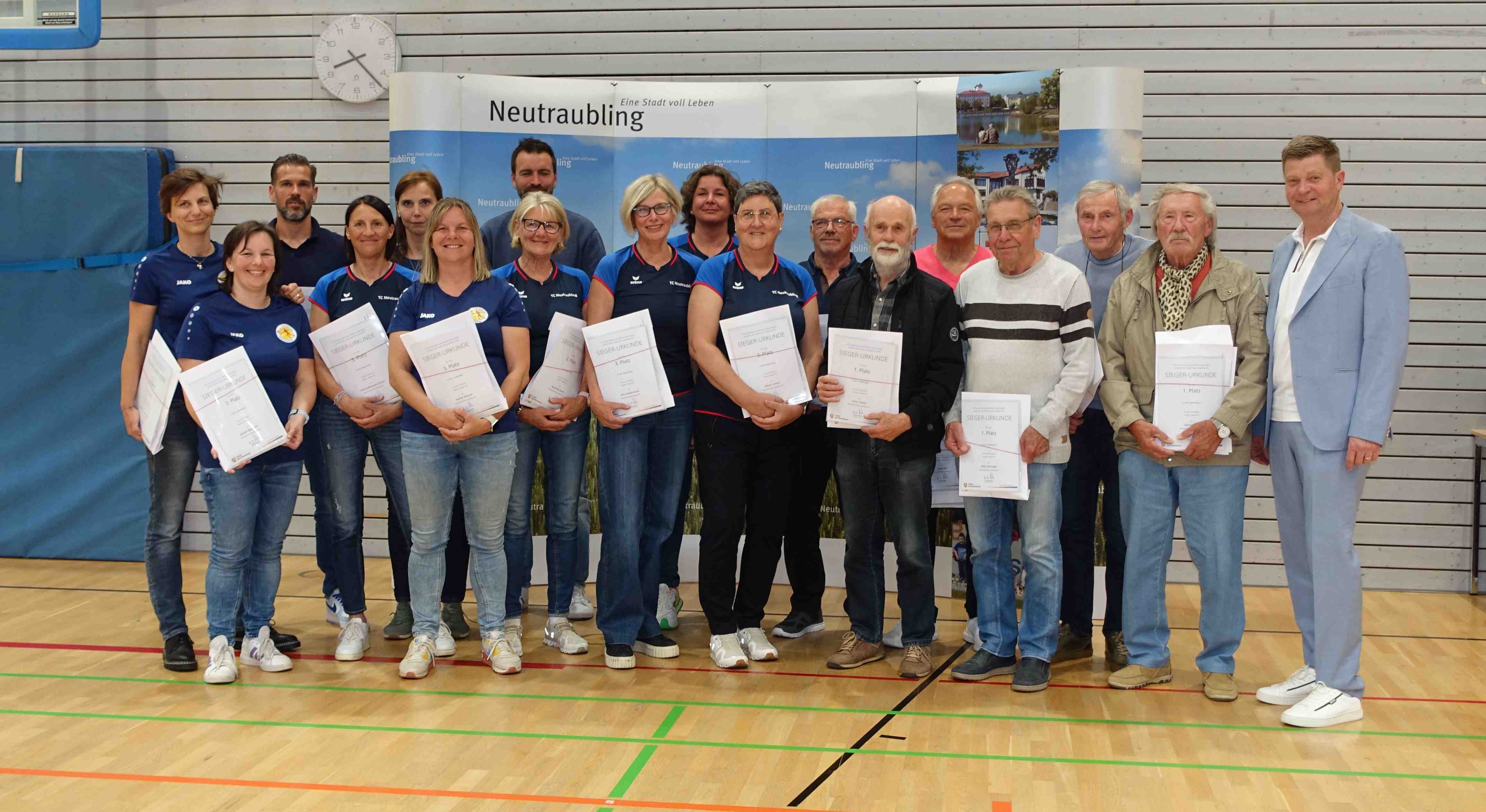 Erfolgreiche Tennisspieler von der Stadt geehrt - Anerkennung für herausragende Leistungen
