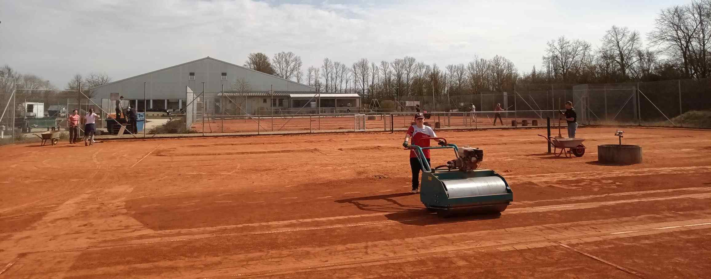 Frühjahrsaktion für Tennis Sandplätze: Aufbereitung und Pflege erfolgreich durchgeführt
